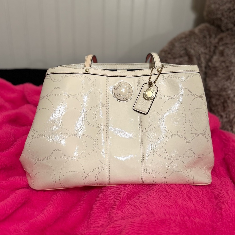 Coach Vintage Signature White Patent Leather Kiss Lock Large Shoulder Handle Bag